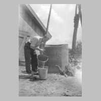 114-0035 Ein Onkel der Familie Bernecker holt Wasser vom Brunnen im Hof - Insthaus Morgenroth.jpg
